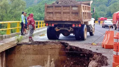 Carretera cerrada por un socavón en el norte de Hidalgo tras las lluvias