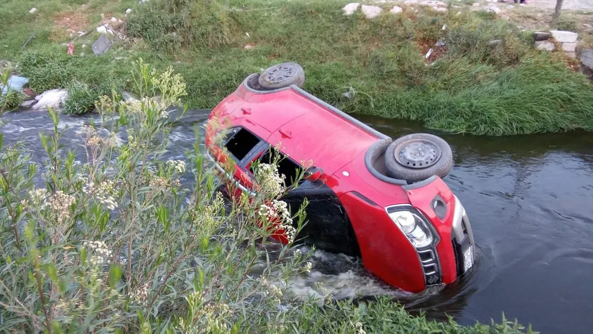 Cae camioneta en canal de aguas negras en Francisco I. Madero