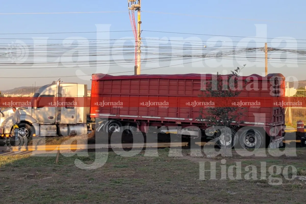 Tráiler se sale de la vía y provoca caos vial en la México-Pachuca