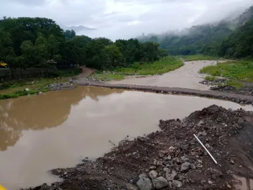 Paso provicional sobre el río Claro en Tepehuacán de Guerrero se mantiene habilitado