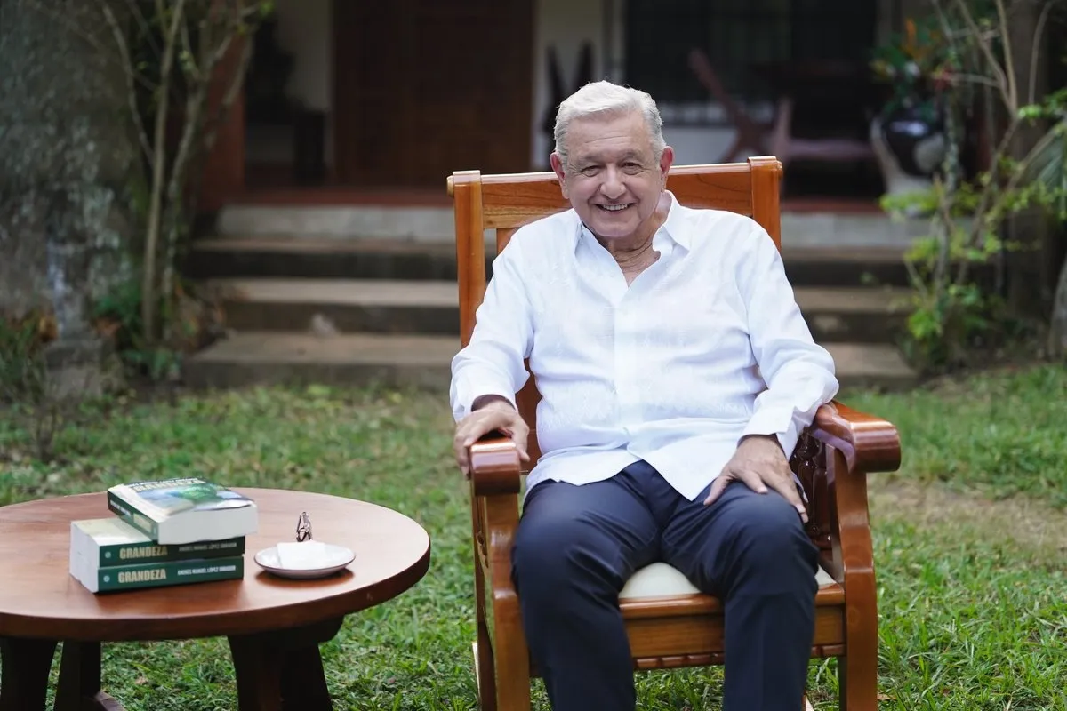 López Obrador regresa a redes para presentar su libro “Grandeza”