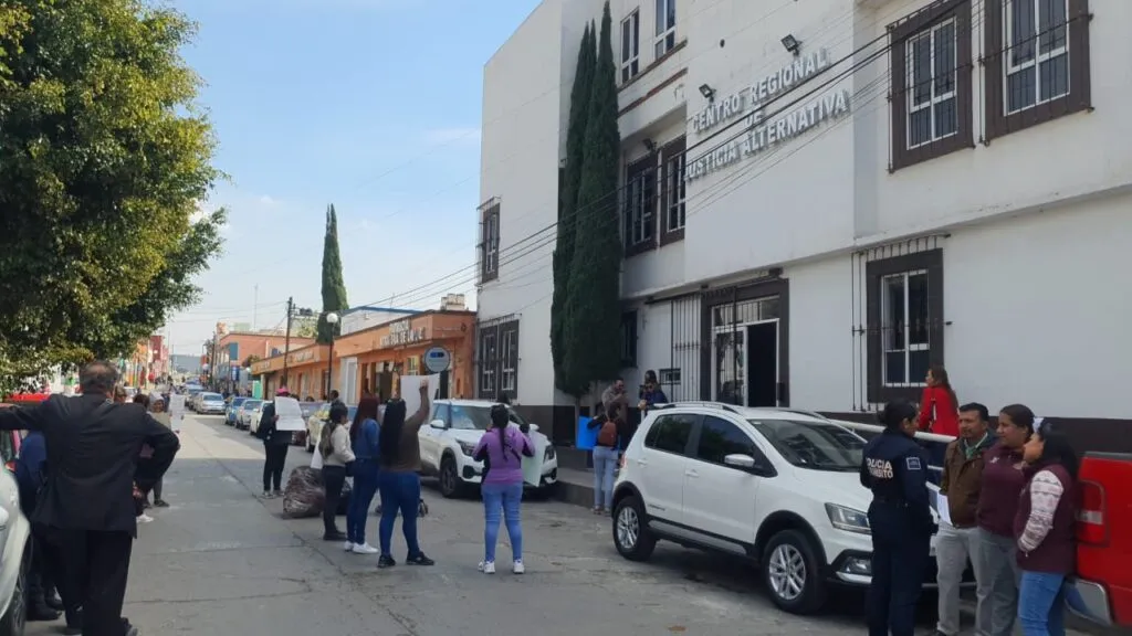 Protesta en juzgados de Tula; exigen que madre pueda reunirse con su hija
