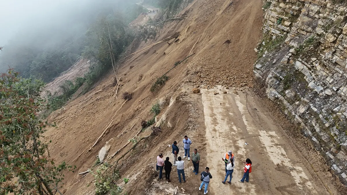 Deslave en Tenango de Doria deja incomunicada a la región de San Pablo. Autoridades piden no acercarse a la zona inestable.
