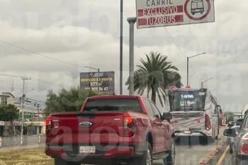 Multas por invadir carril del Tuzobús