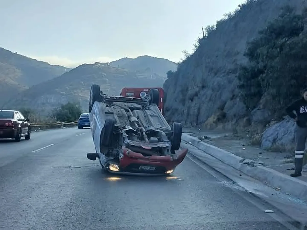 Accidente en el Corredor de la Montaña: volcadura de auto genera congestión vial
