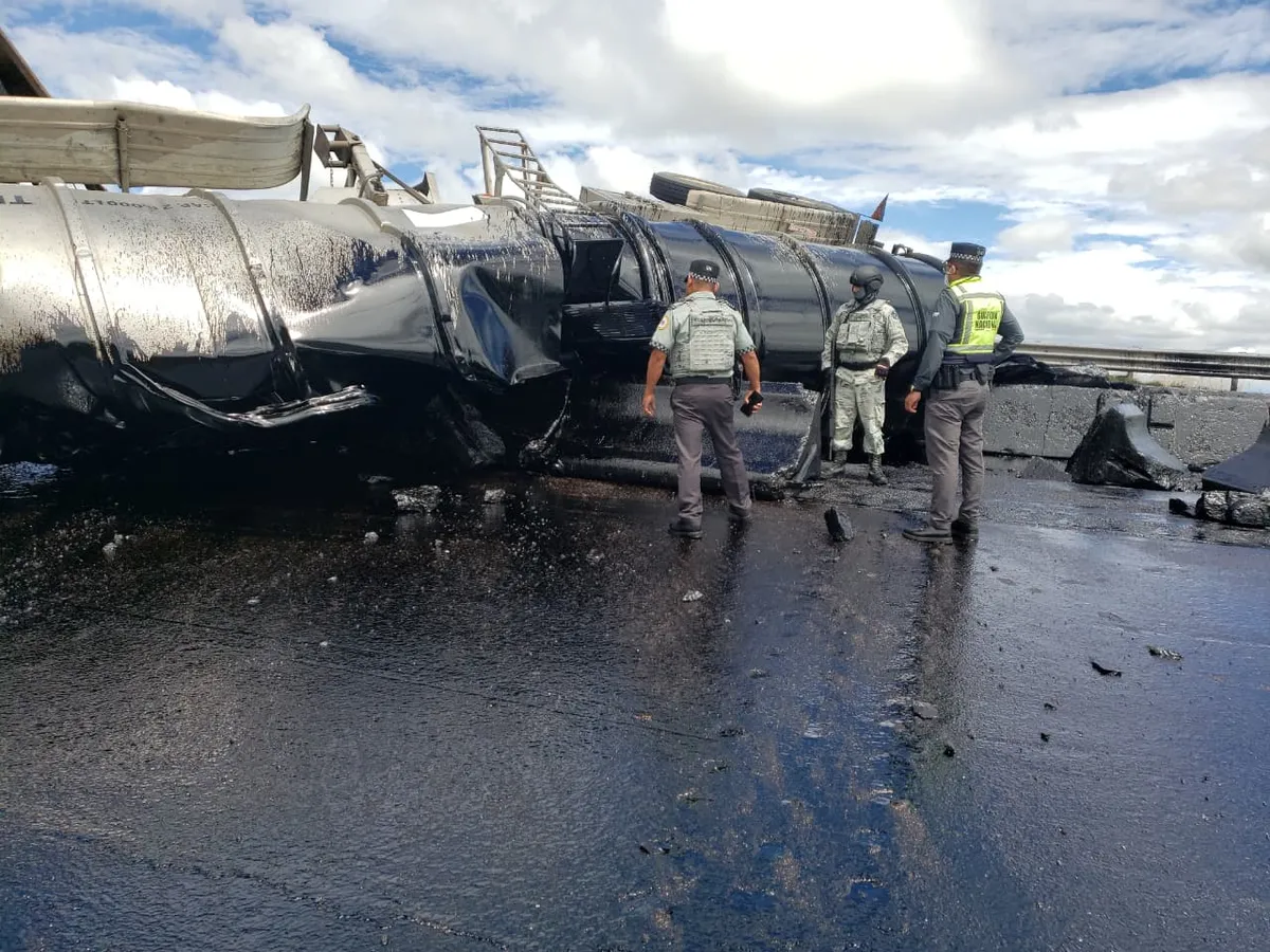 Pipa cargada con diésel explota en la carretera México–Puebla