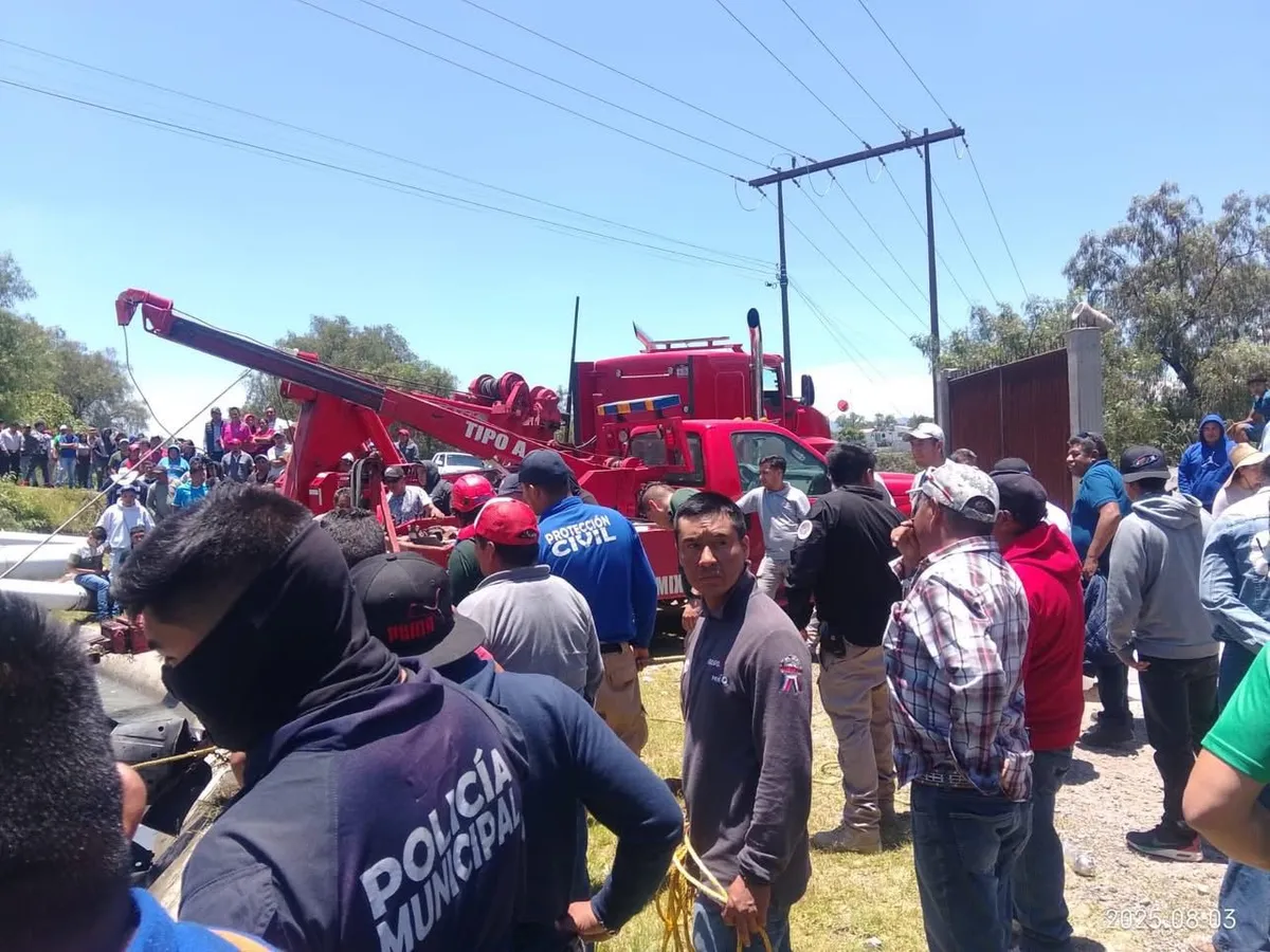 Cuerpos de rescate trabajan en el canal de Tezontepec tras accidente automovilístico con saldo fatal.