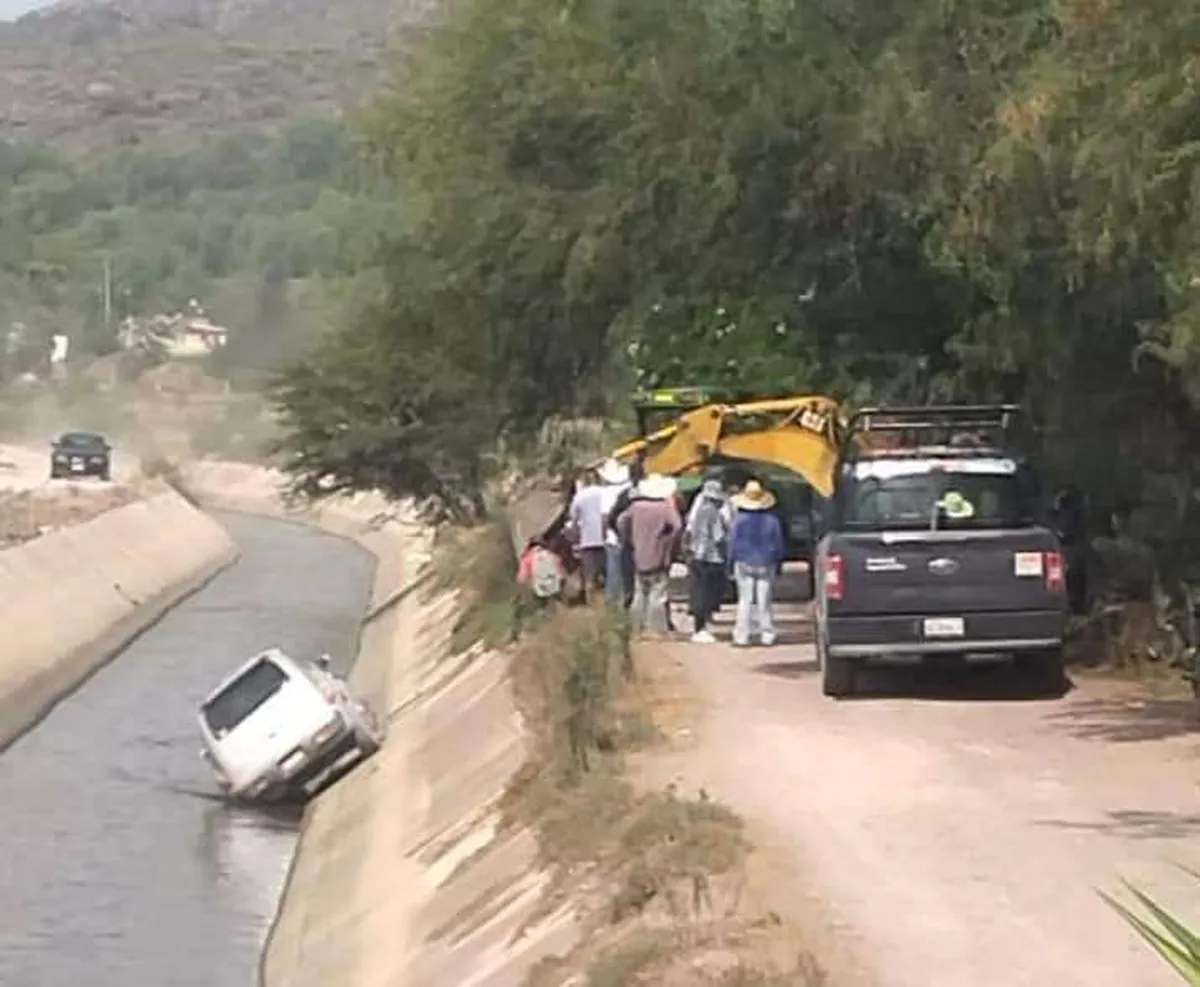 Francisco I. Madero: auto cae a canal de aguas negras; conductor sale ileso