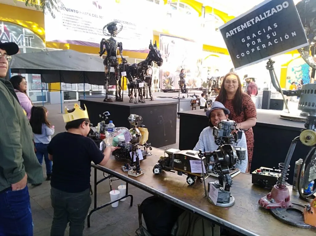 José Ramírez transforma la chatarra en arte metalizado