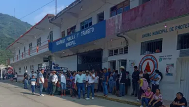 Toma de la presidencia municipal de Huehuetla por extrabajadores.