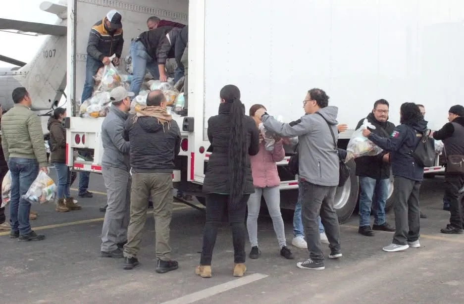 Helicóptero lleva alimentos y agua a comunidades afectadas en Hidalgo