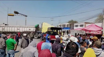 Pobladores de San Salvador bloquean la México-Laredo; exigen obras