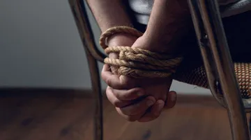 Agentes de investigación, vestidos con uniformes tácticos y con los rostros ocultos, irrumpieron por el techo de la vivienda según algunos videos grabados durante el operativo.