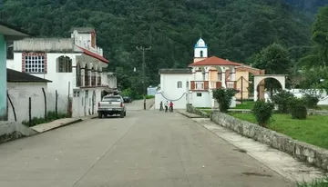 Exigen a migrantes de Acaxochitlán pagar 5 mil pesos para una campana de iglesia; paisanos rechazan la medida