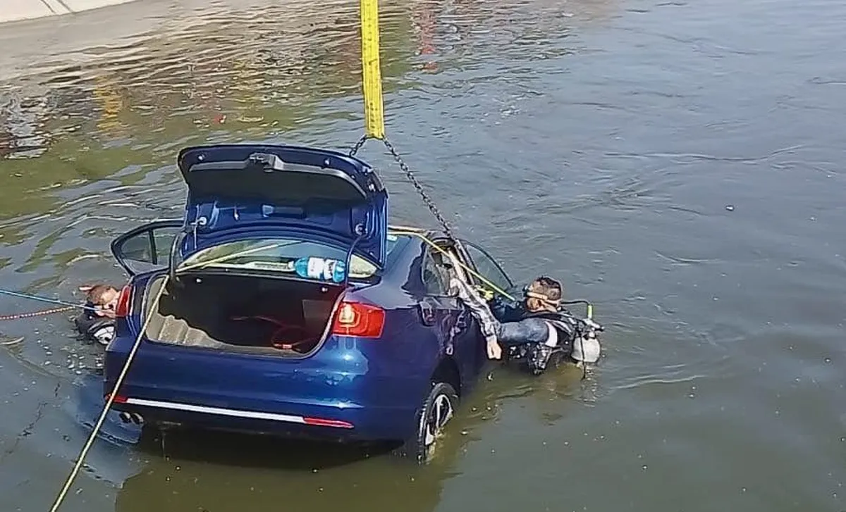 Santiago de Anaya: cae auto a canal de aguas negras