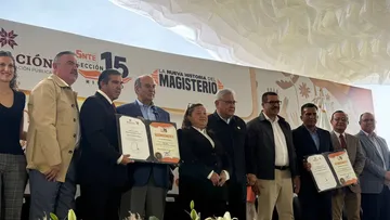 Mil 912 docentes de Hidalgo reciben reconocimiento por años de servicio