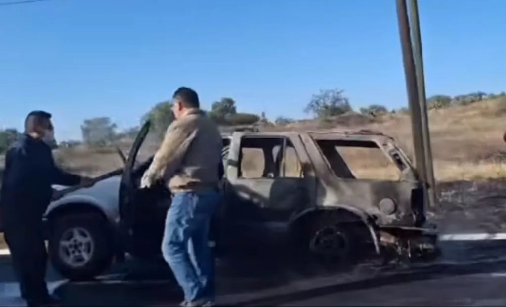 Camioneta se incendia en carretera México-Laredo: autoridades controlan la situación