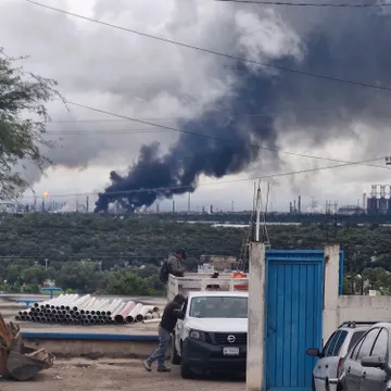 Humo negro en la refinería de Tula causa alarma este sábado; esto se sabe