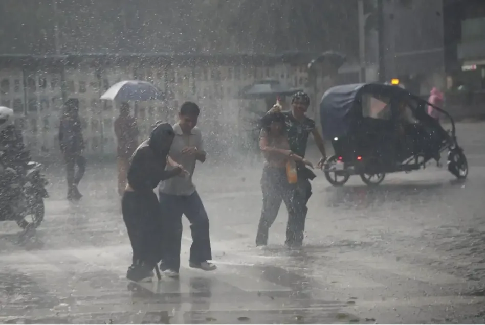 Con lluvia incluida, aficionados celebran al Tricolor tras el debut del Mundial 2026