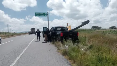 Camioneta impacta barra metálica