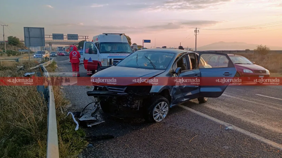 Accidente en la autopista México-Pachuca: auto choca contra la barra de contención; un lesionado