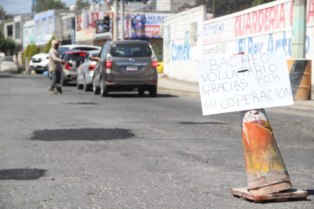 Pachuca alista reglas para quienes tapan baches por su cuenta