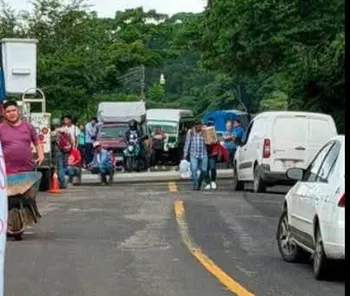 Bloqueo en Tlanchinol por falta de energía eléctrica