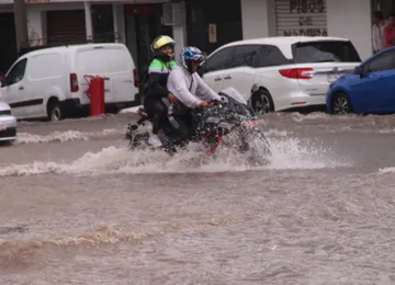 Calle inundada en Hidalgo durante lluvias intensas.