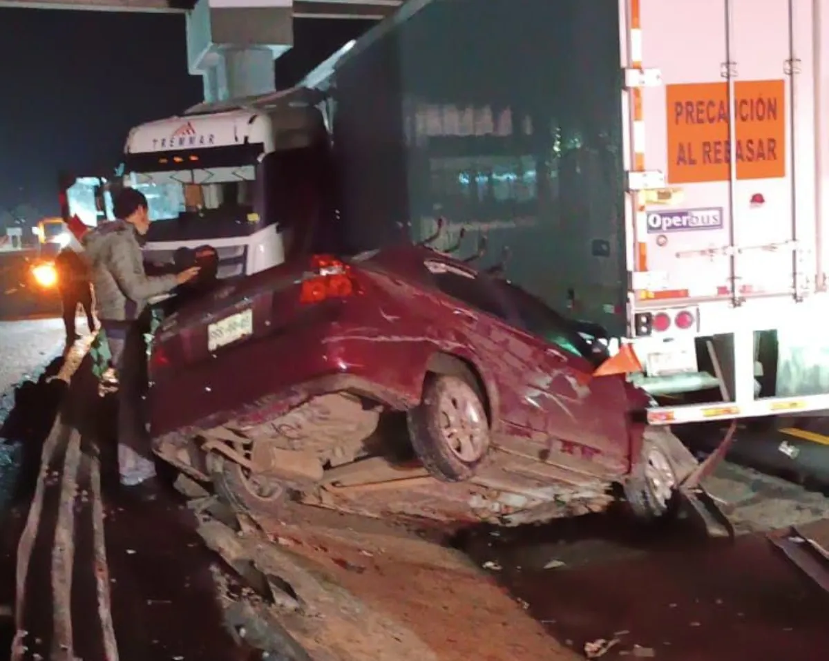 Autopista México-Tuxpan: Aveo se impacta contra tráiler