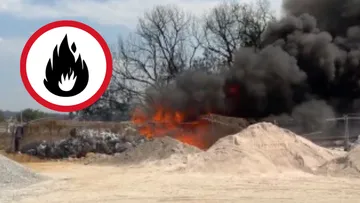 Columna de humo tras registrarse incendio en recicladora de Ecatepec, en la zona de Chiconautla.