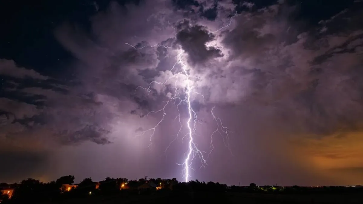 Rayo deja tres heridos, una vaca muerta y provoca incendio en Mixquiahuala