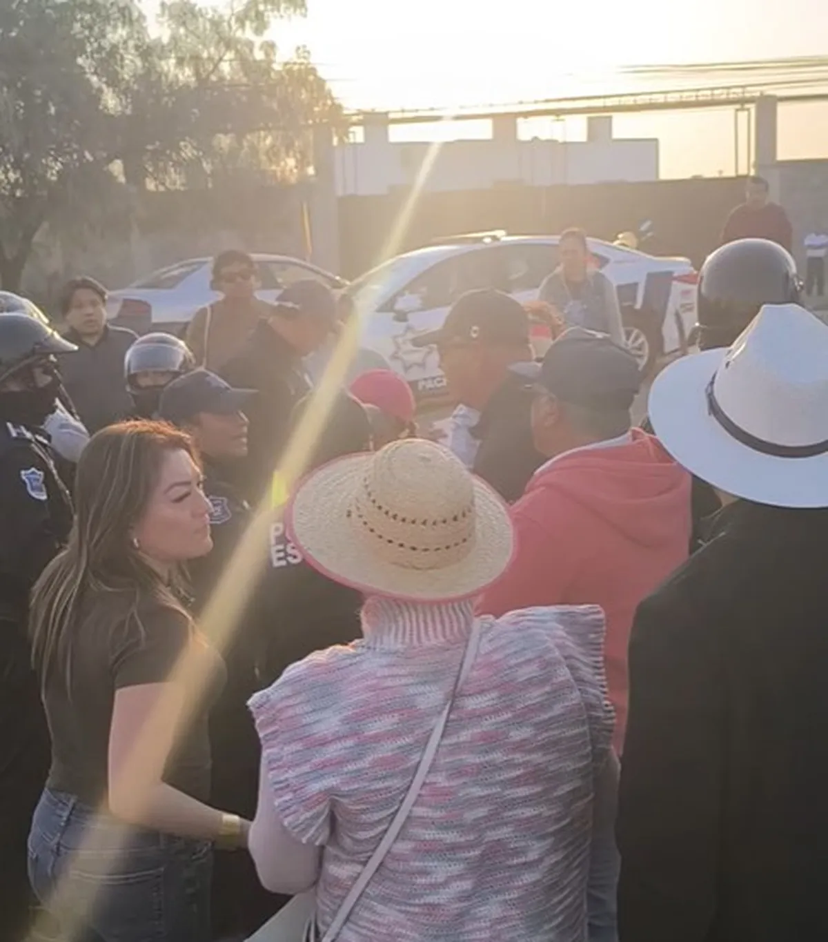 Vecinos de la zona sur de Pachuca bloquean bulevares por retraso de obras; policías estatales reprimen manifestación