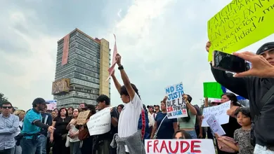 Manifestación de aspirantes de la UNAM rumbo a Rectoría para pedir exámenes presenciales y revisión del proceso de ingreso.
