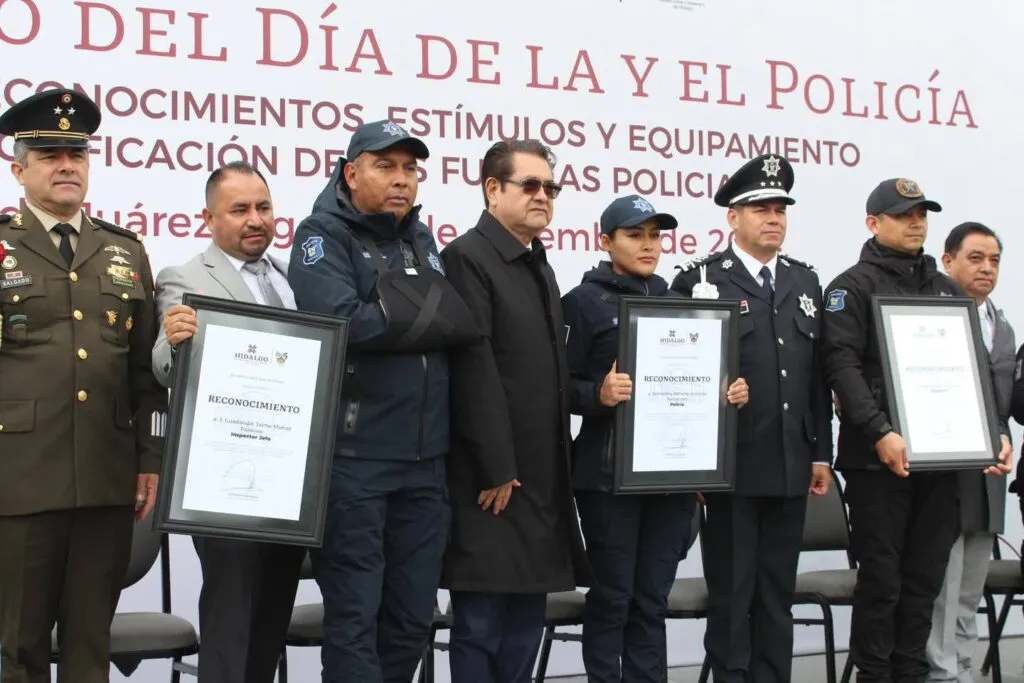 Gobierno de Hidalgo celebra a policías con aumento salarial, reconocimientos y equipamiento