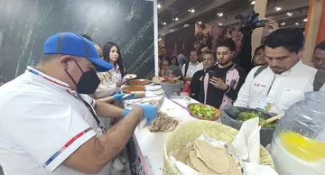 Pulque, ximbo, barbacoa y pastes, deleitan a visitantes en el Tianguis Turístico de México