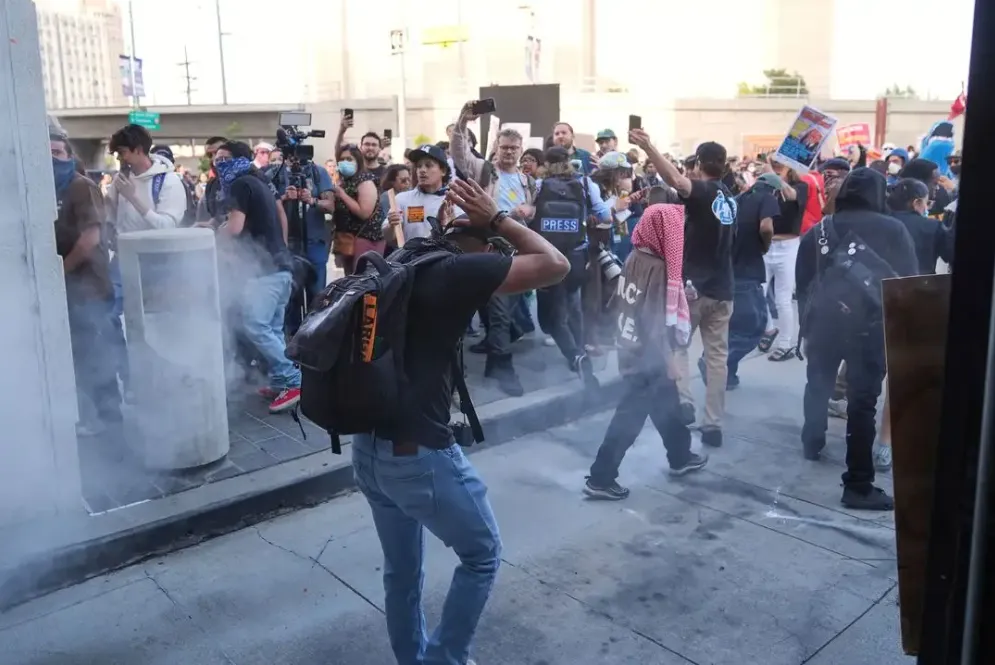 Entre enfrentamientos, realizan redadas contra migrantes en Los Ángeles