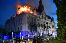 Manifestantes incendian el ayuntamiento de Limoges