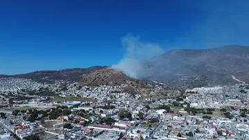 El incendio en el Cerro de la Cruz encendió la alerta en San Bartolo. Autoridades ya trabajan para controlar el fuego y proteger a la población.