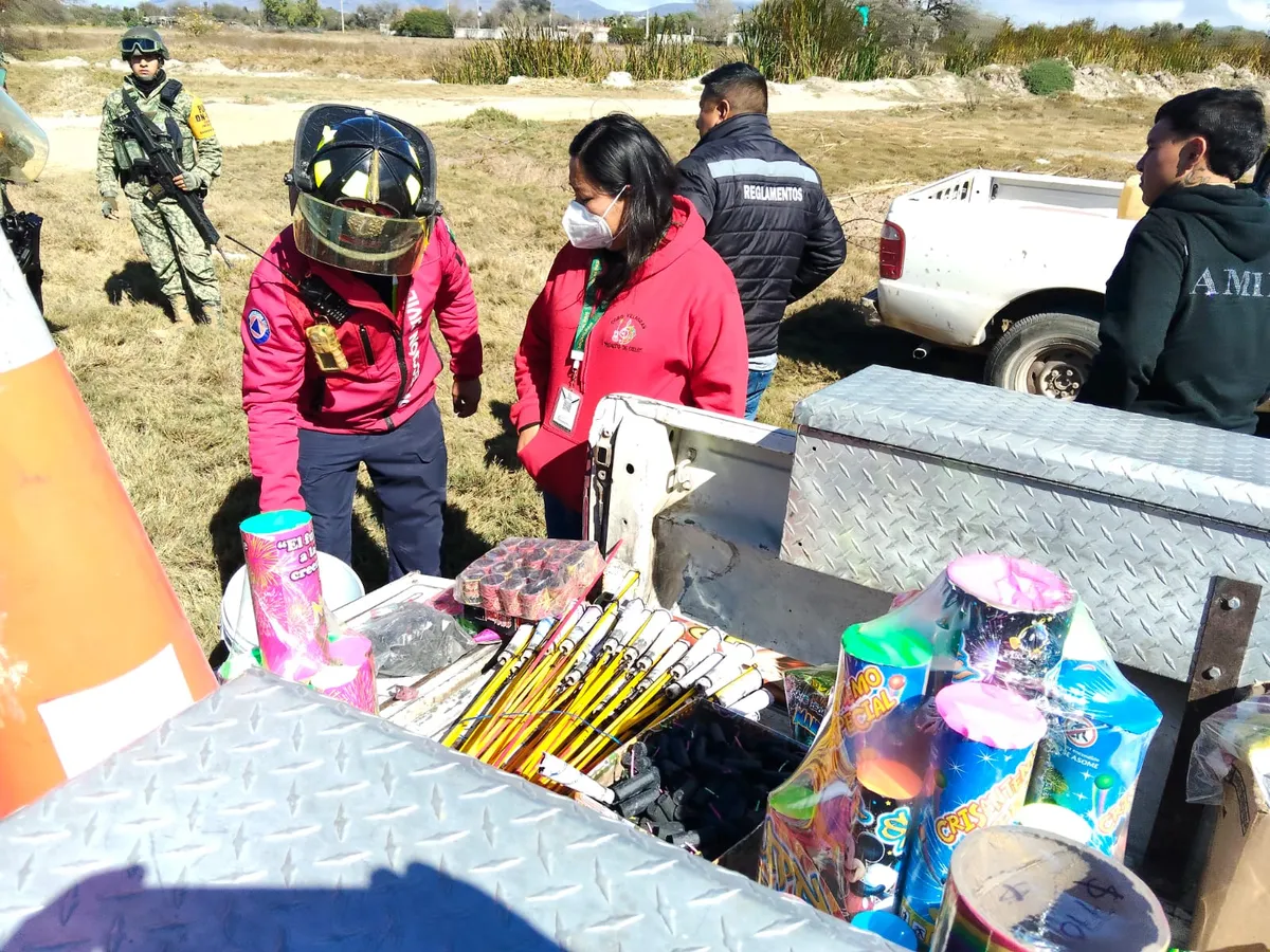 Refuerzan prevención en Ixmiquilpan: autoridades destruyen pirotecnia decomisada durante operativos municipales.