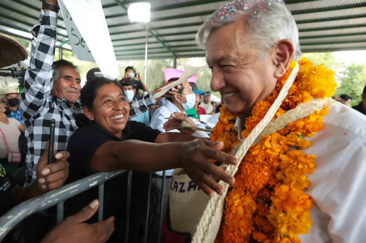 Integrantes del Consejo Indígena de Guerrero retienen caravana de AMLO