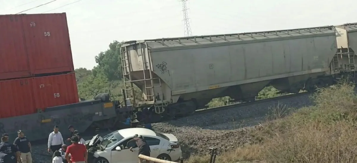 Auto es arrollado por tren en Nopala hay dos lesionadas
