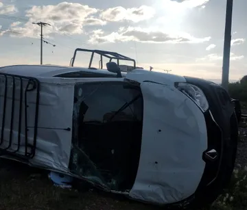 Conductor intenta ganarle el paso al tren y resulta lesionado en Nopala