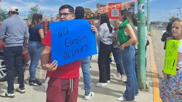 Vecinos de Abeto protestan en oficinas de Hogares Unión en Tizayuca.