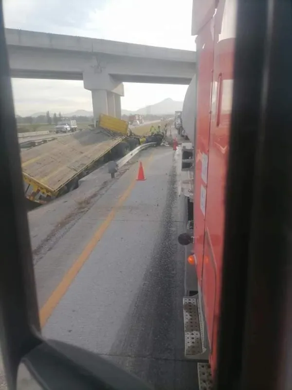 Accidente en la Arco Norte: tráiler choca y queda destruido