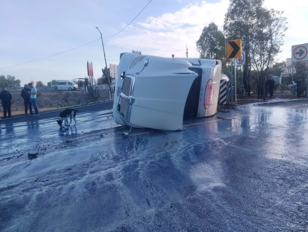 Tráiler volcado afecta tránsito en la autopista México–Pachuca