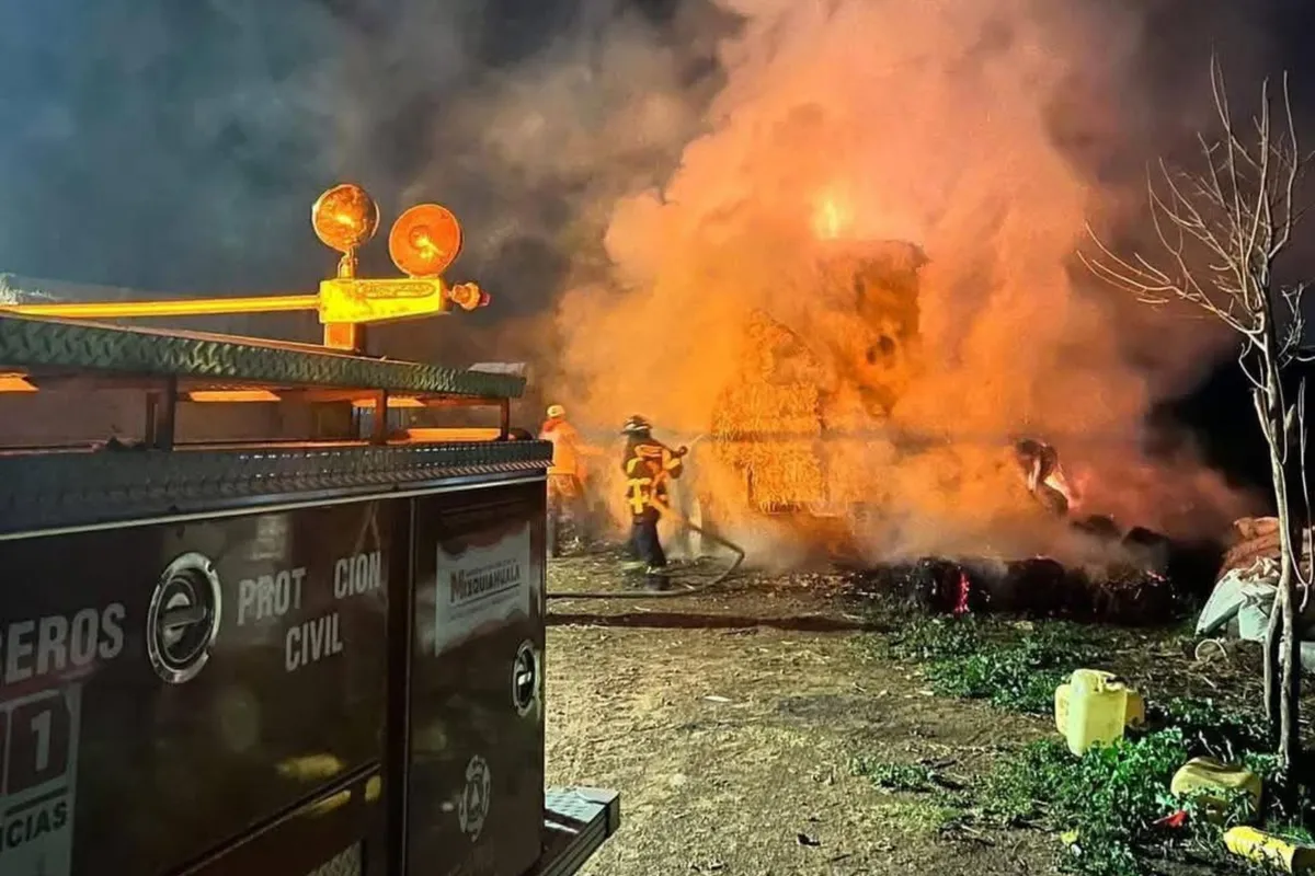 Incendio consume pacas de forraje en rancho de Mixquiahuala