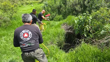 Vecinos pidieron ayuda y el rescate terminó con un final feliz. Así salvaron a un perro atrapado en Omitlán.