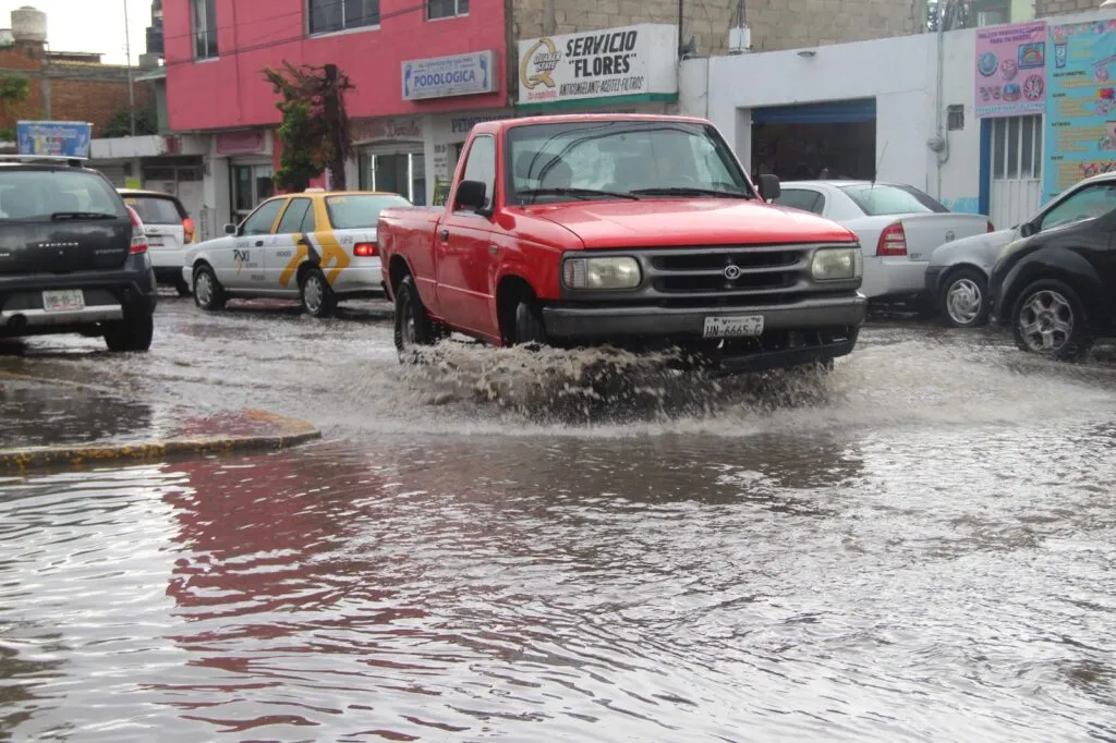 Pachuca y Tulancingo bajo agua y hielo por tormentas de verano
