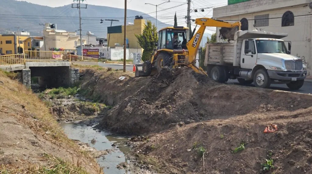 Maquinaria libera drenes de Pachuca: 37 toneladas de desechos diarios amenazan con inundaciones