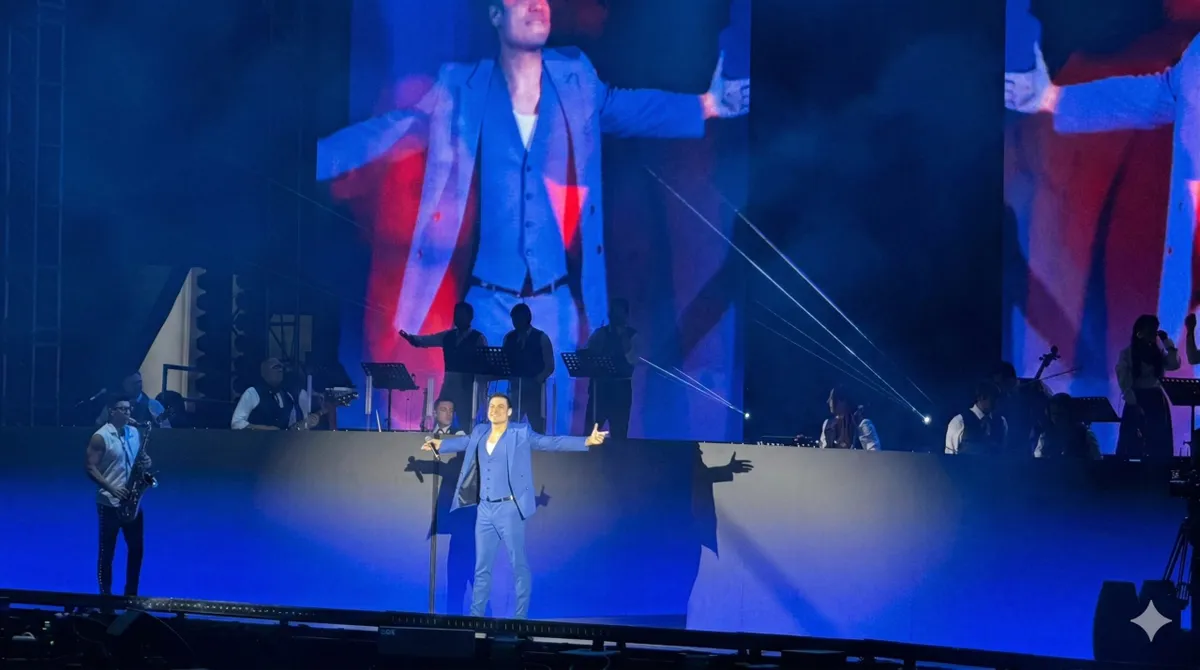 Carlos Rivera cantando con mariachi en la Plaza de Toros de Pachuca.